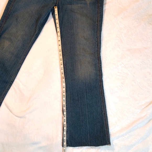 Hint  Denim Jeans featuring embroidering on the pockets - Picture 11 of 12
